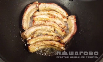 Фото приготовления рецепта: Свиные ребрышки, тушеные в луке - шаг 3