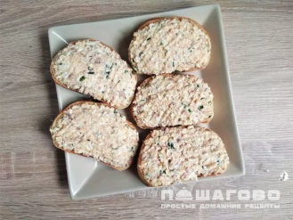 Фото приготовления рецепта: Бутерброды с печенью трески и сыром - шаг 3