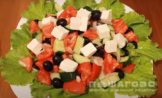 Фото приготовления рецепта: Греческий салат с плавленым сыром - шаг 8