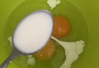 Фото приготовления рецепта: Яичные блинчики - шаг 3