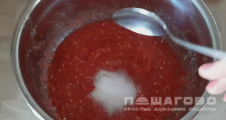 Фото приготовления рецепта: Сырая аджика из помидоров на зиму - шаг 3