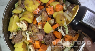 Фото приготовления рецепта: Ирландское рагу из баранины в духовке - шаг 11
