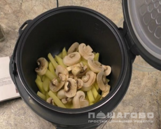 Фото приготовления рецепта: Картошка с грибами в мультиварке - шаг 3