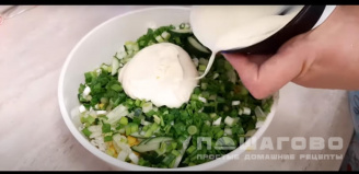 Фото приготовления рецепта: Салат с пекинской капустой и креветками - шаг 6