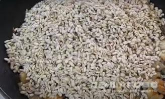 Фото приготовления рецепта: Орзотто с белыми грибами - шаг 3