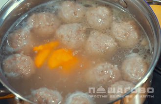 Фото приготовления рецепта: Суп с фрикадельками с яйцом - шаг 4
