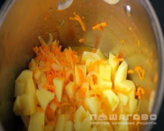 Фото приготовления рецепта: Сырный крем-суп - шаг 3