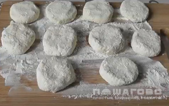 Фото приготовления рецепта: Простые сырники из творога на сковороде - шаг 4