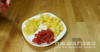 Фото приготовления рецепта: Сладкие канапе с сыром, лимоном и мармеладом - шаг 2