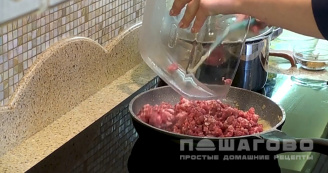Фото приготовления рецепта: Макароны по-флотски с томатной пастой - шаг 2