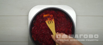 Фото приготовления рецепта: Борщ красный со свеклой, томатной пастой и зеленью - шаг 14