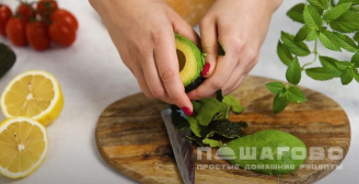 Фото приготовления рецепта: Тосты с авокадо и сыром - шаг 1