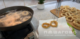 Фото приготовления рецепта: Жареные кольца кальмара - шаг 6