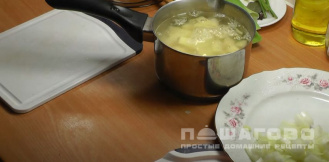 Фото приготовления рецепта: Суп финский с лососем с плавленным сыром - шаг 4