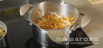Фото приготовления рецепта: Суп с грибами и домашней лапшой - шаг 3