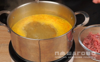 Фото приготовления рецепта: Суп с фрикадельками с лапшой - шаг 2