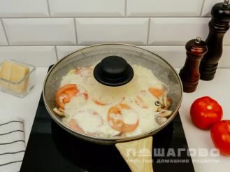 Фото приготовления рецепта: Картофельная запеканка на сковороде с фаршем - шаг 6