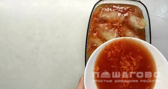 Фото приготовления рецепта: Голубцы в духовке с томатным соусом - шаг 10