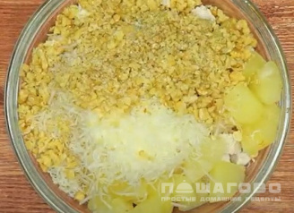 Фото приготовления рецепта: Салат из птицы с грецкими орехами и ананасом - шаг 3