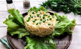 Фото приготовления рецепта: Салат из свежей капусты и копчёного сыра - шаг 5
