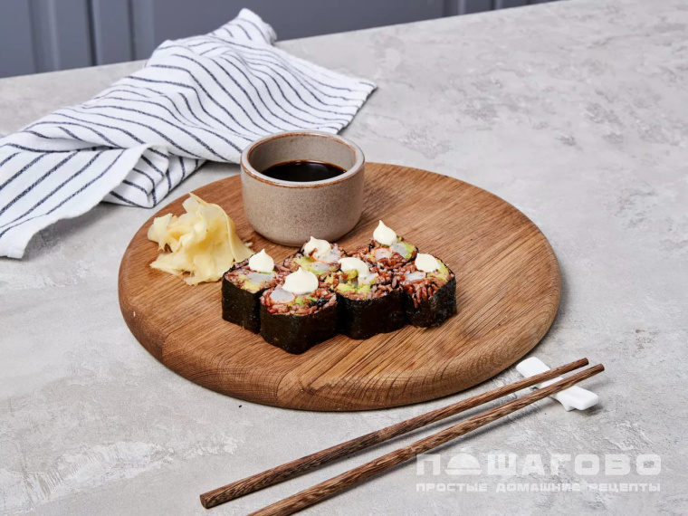 Роллы с авокадо и красным рисом