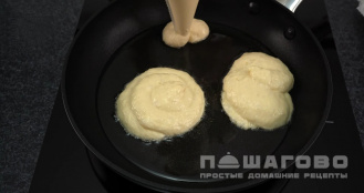 Фото приготовления рецепта: Воздушные оладушки на йогурте - шаг 6