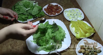 Фото приготовления рецепта: Салат с мидиями и креветками - шаг 5