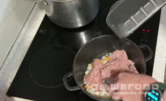 Фото приготовления рецепта: Подлива из куриного фарша к макаронам - шаг 2