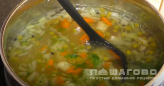 Фото приготовления рецепта: Овощной суп с цветной капустой - шаг 4