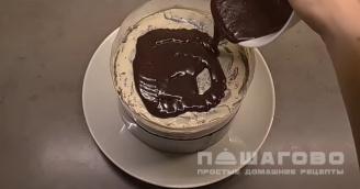 Фото приготовления рецепта: Шоколадный блинный торт - шаг 13