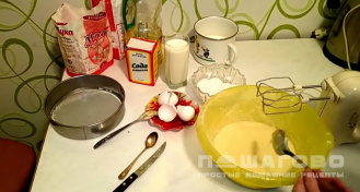 Фото приготовления рецепта: Блины на молоке с содой - шаг 3