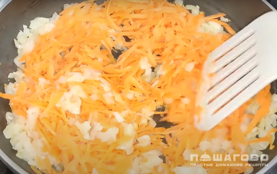 Фото приготовления рецепта: Суп с чечевицей, картофелем с мясом - шаг 2