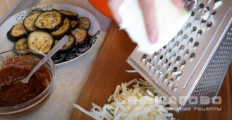 Фото приготовления рецепта: Пицца с баклажанами и вялеными томатами - шаг 8