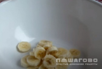 Фото приготовления рецепта: Банановые блинчики на молоке - шаг 1