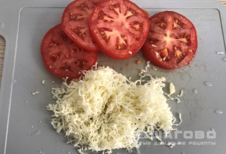 Фото приготовления рецепта: Куриный шницель с помидорами и сыром в духовке - шаг 4