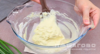 Фото приготовления рецепта: Луковый пирог на сметане с сыром - шаг 1