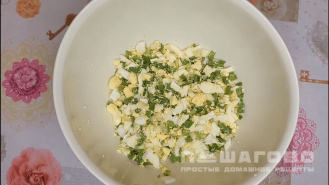 Фото приготовления рецепта: Чебуреки с яйцом и зеленым луком - шаг 2