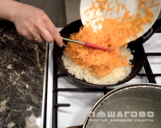 Фото приготовления рецепта: Сырный суп с курицей, шампиньонами и гренками - шаг 1