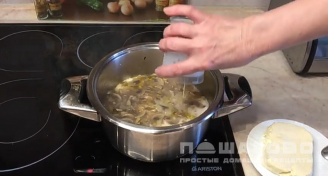 Фото приготовления рецепта: Грибной суп в горшочке в духовке - шаг 5