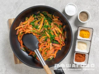 Фото приготовления рецепта: Нутовый омлет с овощами - шаг 3
