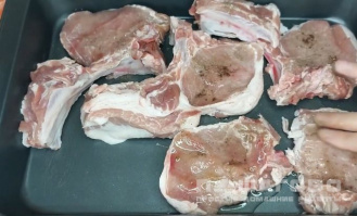 Фото приготовления рецепта: Стейк из свинины на сковороде - шаг 2