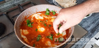 Фото приготовления рецепта: Шакшука (яичница с помидорами) - шаг 7