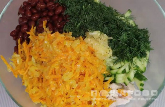 Фото приготовления рецепта: Салат курица с фасолью - шаг 4