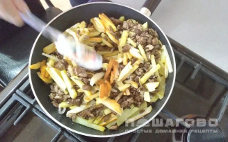 Фото приготовления рецепта: Жареная картошка с грибами и луком на сковороде - шаг 3