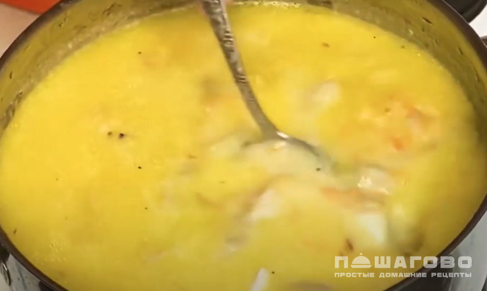 Фото приготовления рецепта: Сырный суп с курицей и плавленным сыром - шаг 5