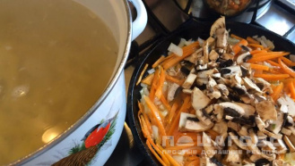 Фото приготовления рецепта: Сырный суп с куриными фрикадельками - шаг 4
