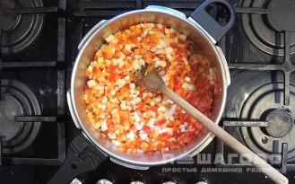Фото приготовления рецепта: Суп из чечевицы зеленой вегетарианский - шаг 3