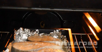 Фото приготовления рецепта: Кижуч в духовке в фольге - шаг 6
