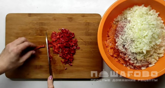 Фото приготовления рецепта: Голубцы в духовке с томатным соусом - шаг 4