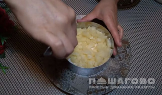 Фото приготовления рецепта: Салат с курицей, ананасами, сыром и яйцом - шаг 2